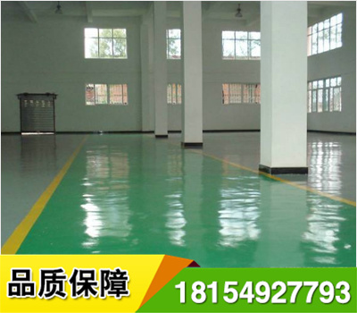環(huán)氧樹脂砂漿地坪漆施工注意事項(xiàng) 1、環(huán)境溫度為25℃時(shí)，施工后2-3天應(yīng)達(dá)到實(shí)干，即硬度達(dá)到完成固化的80%左右； 2、表面不能出現(xiàn)發(fā)粘現(xiàn)象； 3、氣泡：平涂型、砂漿型無氣泡，自流